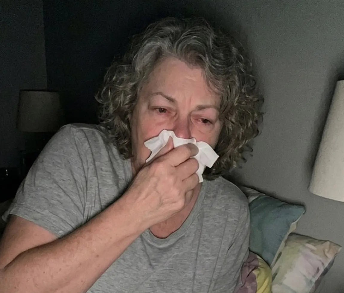 Donna con congestione cronica e muco, sveglia di notte
